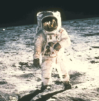 En pie sobre la Luna