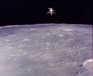 El Módulo Lunar del Apolo 12 desciende.