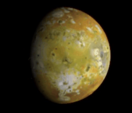 La primera imagen en color de Io desde Galileo