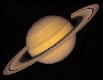 Saturno, sus anillos y dos lunas