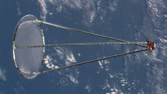 El transbordador lanza una antena inflable